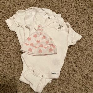 NWOT Gerber Organic Newborn bundle - 4 onesies and 1 hat